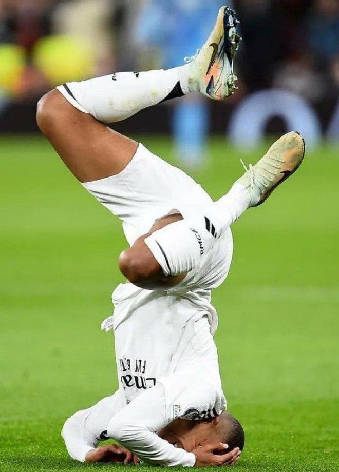 关于曼联传射建功，尤文图斯新星横空出世，场边球探频频记笔记的信息