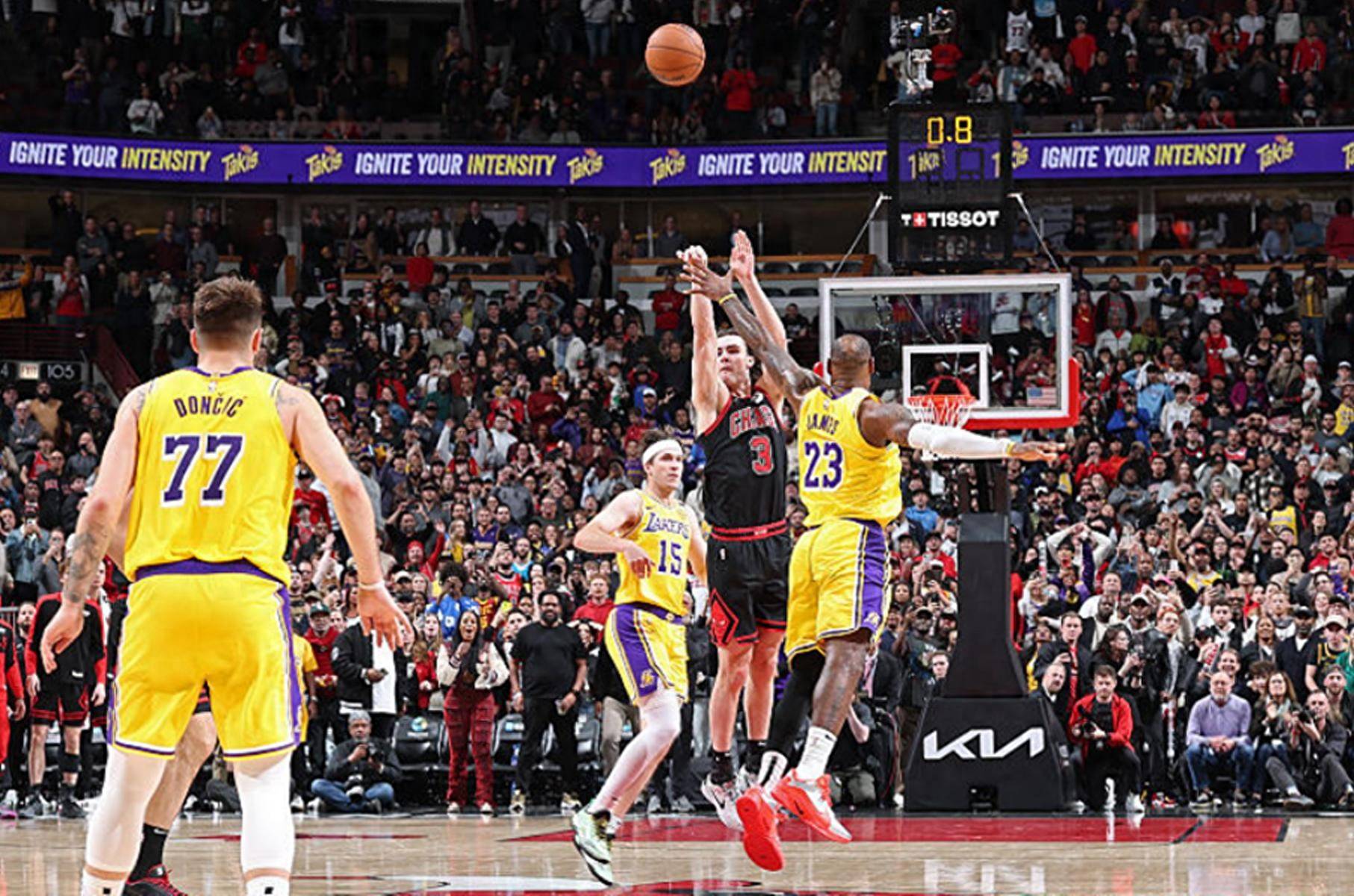 库里绝杀时刻，逆转取胜点燃赛场，湖人迎来胜利！