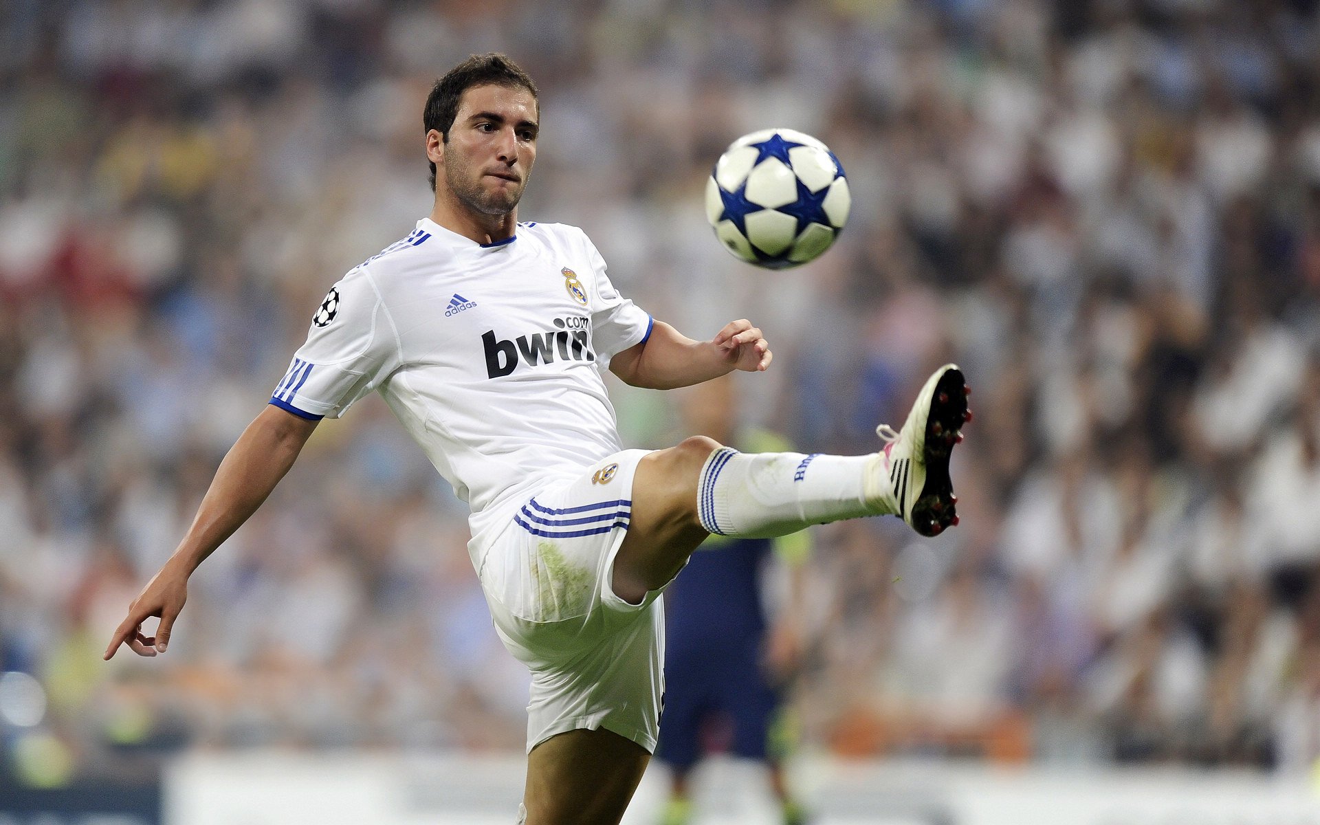 库里在公牛比赛中赛况扑朔迷离，高光表现引发热议！